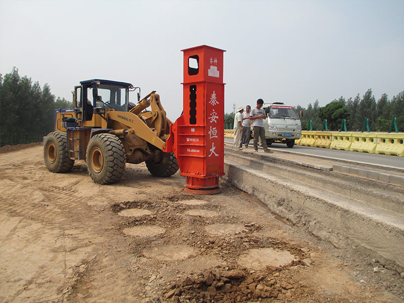 新老路基液壓夯某公路擴寬施工（高速液壓夯實機新舊路基結(jié)合部處理）
